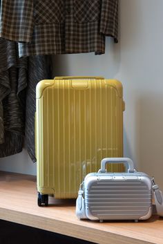 No #CasaVogueExperience deste ano, moda e decoração têm um casamento harmônico. Exemplo disso são as malas, bolsas e maletas da marca alemã @rimowa que, além de serem perfeitas para viagens e o dia a dia, foram integradas ao décor a partir da nossa curadoria. A mala Cabin, nos tons Ginger Gloss (amarelo, na foto) e Nautical Gloss (azul), dá um toque de cor aos closets abertos e minimalistas. Já a bolsa transversal, disposta no ateliê, é um acessório feito de alumínio e couro cujo design robusto tem apelo sofisticado.