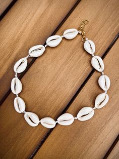 Handmade item Cheap White Beach Choker, Cheap Shell Necklace With Round Beads For Summer, Cheap Women's Shell Choker Necklace, Cheap Shell Choker Necklace, Cheap Adjustable Shell Choker Necklace, Affordable White Shell Necklace, Handmade Shell Choker, Seashell Choker, Cowrie Shell Necklace