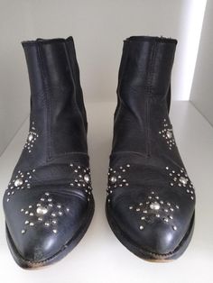 be a star gazer in these Gorgeous boho / Rock n roll Women's black leather star studded ankle boots. low heel slight wear on heels and front but still in great wearable condition. Size 4 Boho Rock, Studded Ankle Boots, Studded Shoes, Rock N’roll, Boho Green, Star Studs, Black Star, Boots Shoes, Rock N