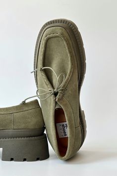 Shoes with a raw seam in the front on a massive sole.  The khaki top of the shoes is made of suede, which adds charisma to the pair.  The front has a raw seam, made by hand.  Only two lace holes for quick lacing. Owners of a high rise will feel comfortable adjusting the pair along the rise. The massive beige sole echoes the upper. The sole has a protector. The sole made of thermoplastic rubber is not light.  This model is available for customization in another upper and sole color. *undersized. When choosing a size, we recommend that you refer to the size chart. PRODUCT INFORMATION Upper: suede Lining: leather Details: quick lacing Sole: thermoplastic rubber Color: khaki To see more women shoes click: https://www.etsy.com/shop/TeShoes?ref=seller-platform-mcnav&section_id=32064559 CUSTOMIZA Vintage Platform Shoes, Oxford Shoes Women, Mod Shoes, Suede Shoes Women, Flat Shoes For Women, Autumn Shoes, Custom Boots, Personalized Shoes, Shoes Vintage