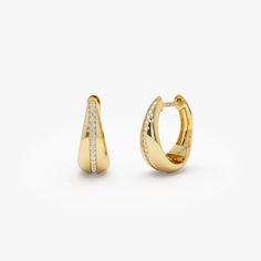 14K Solid Gold Diamond Taper Hoops: Minimalist Huggie Earrings Perfect for Daily Wear - Elegant and Understated Diamond-Adorned Hoops, An Ideal Gift for Her ▶ Details   * Made to Order * Gold KT: 14K Solid Gold (also available in 18K upon request) * Custom Gold Color: Rose Gold, Yellow Gold, White Gold * Inner Diameter: 10 MM * Outer Diameter: 13 MM * Width: Starts at 2.5MM and graduates to 6.50MM towards the Bottom * Drop: 11 MM * Round Diamonds: 34pcs  1.00 MM * Total Diamond Ctw: 0.16 ctw * Diamond Color Clarity: G Color SI Clarity  ▶ See more of our Diamond Earrings here - https://etsy.me/3YbpVq2  ▶ See our storefront here - http://etsy.me/2lUcVnH  ▶ All store sections here * Diamond Rings - http://etsy.me/2lwKUl8  * Diamond Earrings - http://etsy.me/2lyqVBP  * Diamond Necklace - http: Taper Earrings, Hoop Earrings Diamond, Teardrop Diamond, Gold Diamond Hoop Earrings, Gold Armband, Minimalist Gifts, Ruby Jewelry, Diamond Hoop Earrings, Huggie Earrings