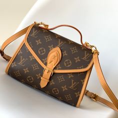 Nicolas Ghesquière focused on the retro trend of Ivy handbags for the 2020 early spring fashion show, recreating the charm of the Bel Air handbags that came out in 1994. Monogram canvas and natural calfskin with logo hook closure.

Dimensions: 23.5 x 18.0 x 9.0 cm Monogram Canvas Satchel For Shopping, Monogram Canvas Flap Bag For Shopping, Monogram Canvas Shoulder Bag With Gold-tone Hardware, Monogram Canvas Box Bag With Detachable Handle, Monogram Canvas Satchel Box Bag, Monogram Canvas Satchel With Detachable Double Handle, Top Handle Monogram Canvas Box Bag For Everyday, Everyday Monogram Canvas Box Bag Satchel, Monogram Canvas Satchel Flap Bag With Gold-tone Hardware