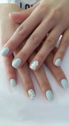 Today we are sharing simple flower nail designs to help you easily transform your nails for the spring season. Simple Flower Nail Designs, Simple Gel Nails, Smink Inspiration, Nails Diy, Flower Nail