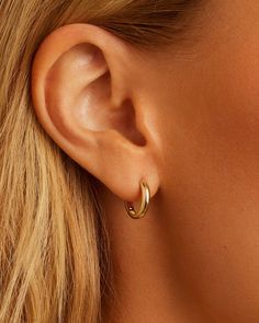 14k Gold Lou Helium Huggies – gorjana Gold Everyday Jewelry, Thick Gold Hoops, Earrings Stacking, Gold Huggie Earrings, Gold Huggies, Small Gold Hoop Earrings, Christmas Board, Small Gold Hoops, Small Hoop Earrings