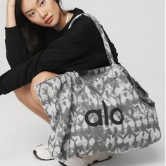 Brand New Alo Shopper Tote :) Perfect For Running Around Town, Groceries Etc. Vuori Gym Bag, Athleisure Handbags, Yoga Gym Bag, Tie Dye Bags, Yoga Tote Bag, Holiday Tote Bag, Yoga Tote, Cloth Tote Bag, Grey Tote Bags