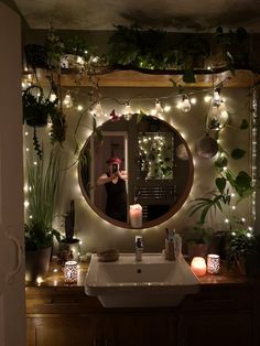 A cosy jungle style bathroom, featuring lots of plants, candles and fairy lights all reflected in a large circular mirror. Fairy Room, Future Apartment Decor, Cute Bedroom Decor, Cozy Room Decor, Dream Room Inspiration, Room Makeover Bedroom, Room Makeover Inspiration, Cute Room Decor