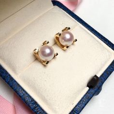 Highline: Famous Style Product Information Origin Japan Material Akoya Pearl and 18k Gold Dimensions Earrings Diameter Approx. 1.0 cm Pearl Shaped: Round Size: 8-8.5 mm Quality: AAA Nacre: Very Thick Color: White Luster: Very High Accessories Metal: 3.0g of 18k Gold Other: None Elegant Huggie Clip-on Earrings, Elegant Clip-on Huggie Earrings, 14k White Gold Pearl Earrings, Classic Rose Gold Clip-on Earrings, Classic Round Akoya Pearl Earrings, Formal Akoya Pearl Earrings With High Luster, Classic Round 14k Gold Clip-on Earrings, Elegant Clip-on Huggie Earrings As Gift, Elegant Clip-on Huggie Earrings For Gift