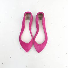 "These Pointy Toe Ballet Flats in Italian leather are so chic + super comfortable! Whether you will have them as bridal shoes or as everyday favourite flats, these beautiful shoes will make you feel so special! ► Made to order ballet flats, I will be delighted to personally handcraft a pair especially for you! ► Upper in soft Magenta Fuchsia suede leather ► Available in many colors, browse through my shop and let me know your favorite one, I can craft your pair in the color you prefer! https://w Pink Flats For Wedding, Pink Flats With Flat Heel For Party, Chic Leather Ballet Flats For Wedding, Chic Pink Flats With Low Heel, Chic Flat Wedding Shoes, Pink Flat Heel Flats For Party, Elegant Pink Flats With Removable Insole, Feminine Pink Flats With Low Heel, Chic Pink Low Heel Wedding Shoes