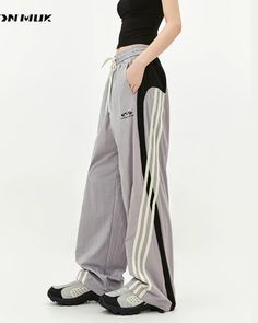 Sideline pants with a sporty and street feel.

Exquisite sizing that is moderately loose and loose.

Great for everything from town use to active outings.
◾️Model
Height/Weight：169cm(66.5in)/45kg(99.2lb)
Fitting Size：M



Size (cm)
Length
Waist
Hip


M
105
70
108


L
107
74
116


XL
109
78
124


2XL
111
82
132 Wide Outfit, Slay Clothes, Unique Clothing Style, Japanese Street, Sportswear Fashion, Japanese Street Fashion, Street Outfit, Sporty Outfits, Pants Design