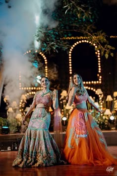 Bridesmaids and groomsmen are not just limited to providing the bride and groom with some much needed support during the wedding. They also help in making their photos look good! Here are some of them we spotted who made the photos dazzle! Bridesmaid Indian Wedding, Lehenga Cape, Alanna Pandey, Lehenga Floral, 10 Bridesmaids, Tulle Lehenga, Bridesmaid Indian, Trendy Lehenga, Papa Don't Preach