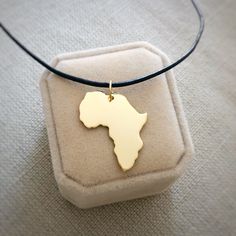 "18kt Gold Plated Africa Necklace, Big size, Golden Heart Africa Ethiopia Pendant Adoption Necklace in a kraft gift box with an Extra Free Gift. ✿Let your heart bring you to places you most love with our jewel maps✿ ✿ JEWEL ✿ PENDANT SIZE: 3x2.5 cm ( 1.2x1 inches). 0.7 mm Thick CHAIN: Now with 18kt gold plated sterling silver chain from 16\" to 18\" aproximately. Please, look the picture. The chain size is exactly 40cm (15 3/4\") and 45cm.m (17 23/32\"). Or 1.5mm leather cord. Ready to ship in 1