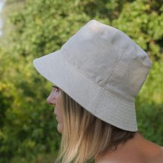 Bucket hat made of soft linen and cotton. It will fit almost any spring-summer stylization. Summer hats should be useful, stylish, lightweight and breathable. The bucket hat available in our offer fits perfectly with these aspects, it is a garment that protects the head from the hot rays of the sun. Bucket hat made of airy, certified linen fabric with a cotton content. The addition of cotton makes the fabric less prone to wrinkling. The brim of the hat is slightly stiffened, making it easier to Lightweight Cotton Summer Hats, Adjustable Cotton Summer Hat, Lightweight Bucket Hat For Spring, Natural Linen Sun Hat For The Beach, Natural Linen Sun Hat For Vacation, Lightweight Spring Bucket Sun Hat, Natural Linen Sun Hat For Beach, Lightweight Brimmed Summer Hat, Spring Lightweight Bucket Sun Hat