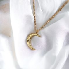 Complete your perfect look with the moon necklace from Vielring. The minimalist half moon necklace gold belongs to our necklace category. The perfect gift for you or a loved one. ∙Within Germany, shipping is free and will be sent within one working day∙. - Material: solid 925 sterling silver, 18k gold-plated - Length: 45 cm - Width: 1,5 mm - Finish: sterling silver ∙ 18k gold plated - All our items are made by hand, with love and care.♡ ∙Packaging∙ - All orders are packed by us in a high-quality Dainty Crescent Moon Charm Necklace, Dainty Half Moon Charm Necklace, Minimalist Crescent Charm Necklace With Clavicle Chain, Dainty Necklace With Half Moon Charm, Minimalist Crescent Clavicle Chain Charm Necklace, Dainty Half Moon Necklace With Moon Charm, Minimalist Crescent Moon Phase Charm Necklace, Minimalist Half Moon Phase Necklace, Minimalist Crescent Necklaces For Everyday