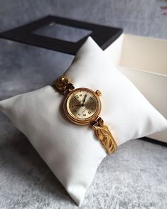 Vintage women's small mechanical watch with a beautiful bracelet. The watch looks very elegant on a woman's wrist and goes well with other accessories. It perfectly captures the vintage style! It will be a great gift for lovers of vintage accessories. The watch is delivered in a beautiful box, so it is perfect as a gift. Peculiarities Movement - mechanical. Case size - 22 mm (0.8 inches) Bracelet length - 16.5-17 cm Year of issue - 1990s Case color - gold Dial color - gold Condition - vintage, t Luxury Self-winding Watch As A Gift, Formal Watch With Bracelet Strap, Timeless Gold Watch For Gift, Timeless Gold Watch As A Gift, Timeless Gold Watch As Gift, Gold Evening Watch With Jubilee Bracelet, Timeless Self-winding Evening Watch, Elegant Gold Watch With Bracelet Strap, Elegant Gold Jewelry And Watches With Bracelet Strap