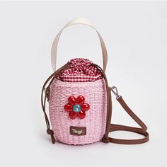 Tagi Blooming Woven Bucket Bag Berry Size F: 20cm * 16cm Shoulder Strap Length 110cm Precautions: Keep away from direct sunlight, heat and moisture. No contact with heavy rains outside. Raining Outside, Shoulder Bag Women, Sweater Hoodie, Bucket Bag, Shoulder Strap, Bag Accessories, Shoulder Bag