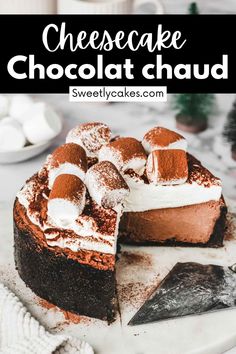 Plongez dans la gourmandise avec ce cheesecake chocolat chaud, inspiré de la boisson réconfortante que tout le monde adore. Facile à préparer, crémeux et ultra gourmand, ce dessert est parfait pour l’hiver. Avec son goût intense de chocolat, son topping de chantilly et ses guimauves moelleuses, il apporte une touche festive et chaleureuse à votre table. Idéal pour les amateurs de chocolat et les moments cosy, ce cheesecake est irrésistible ! 🍫 Cupcake Cheesecake, Dark Chocolate Cheesecake, Creamy Hot Chocolate, Chocolate Cheesecake Recipe, Shortbread Cookie Crust