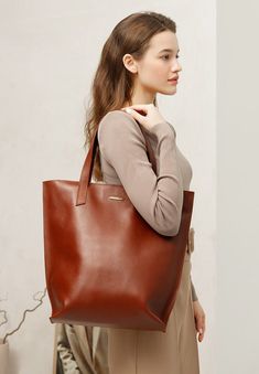 Urban large light brown terracotta shopper bag fashion trend autumn winter 2022/2023 made of leather is always relevant and will suit any wardrobe of a modern girl Bags 2023 Trends, Leather Shopper Bag, Oversized Tote, Street Style Winter, City Bag, Big Bags, Fall Fashion Trends, Men's Backpack, Shopper Bag