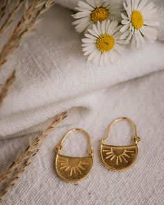 Handmade in Bali, the Rising Sun Earrings Gold are beautiful sun earrings that will bring a ray of sunshine to everyday! These dangle earrings gold are an everyday jewelry must have. Every pair of Rising Sun Earrings supports artisans in Bali. These gold dangle earrings make a perfect summer birthday gift. Rattan Bags, Holiday Gift Exchange, Soya Mumu, Vintage Inspired Earrings, Island Jewelry, Sun Earrings, The Rising Sun, Gold Dangle Earrings, Rattan Bag