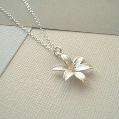 Silver Pendent Designs, Lily Jewelry, Lily Necklace, Silver Pendent, Fleurs Diy, Silver Jewelry Fashion