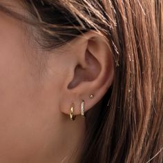 Classic Minimal Gold huggie hoop earrings that hug your ear perfectly. Fits all earlobe sizes and easy to put on/take off. Gold Vermeil Hypoallergenic, lead and nickel free Width 1.3mm Inside Diameter: 6mm, 7mm, 8mm, 9mm Click close mechanism #E530-G9 One Hoop One Stud Earring, Small Huggie Earrings, Double Gold Piercing, Earring Inspo Triples, Simple Ear Stacking Ideas, Minimal Piercings Ear, Earscapes Simple, Two Hole Earring Ideas, Both Ear Piercings