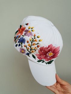 Hand embroidered hiking hat with floral design / baseball hat for women 🌿PLEASE NOTE I NEED 2 WEEKS TO EMBROIDER THIS HAT FOR YOU🌿Color: white baseball cap.Design: hand-embroidered gerbera with wildflowers.Cap size (head circumference): 55 - 67 cm.The quality of the embroidery and baseball cap is superior, I guarantee! ;)I really enjoyed making this, and I hope my customers will enjoy showing it off.CHECK OUR OTHER ACCESSORIES🌸 More Baseball hats:https://www.etsy.com/shop/KazkovaEmbroidery?re Baseball Cap Design, Bone Bordado, Custom Embroidered Hats, Hiking Hat, White Baseball Cap, Colorful Hat, Floral Hat, Hat Custom, Hat Embroidery