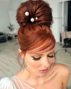 Beautiful red hair, high bun. Bridal hair trends 2021. Pearl hair accessories. Pretty hair. Bridal hairstyles Couture, Volume Bun, Hairstyles Wedding Guest, Easy Wedding Guest Hairstyles, Mint Room, Hair Couture, Leather Hair Accessories, Couture Hairstyles