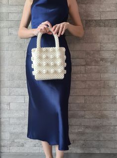 Shrimps bag Aesthetic tote bag for woman. Vintage pearl beaded white retro bag that will decorate your wedding day. Amazing wedding gift for bride. SIZE: *Height: 33 cm *Height without handles: 19 cm *Width: 16.5 cm *Lateral width: 10 cm *Handle drop: 14 cm *Weight: 750g ❗️OTHER COLORS❗️ *BLACK shrimps bag* https://vitakajewelry.etsy.com/listing/834204172 *PINK shrimps bag* https://vitakajewelry.etsy.com/listing/856019437 *CLEAR shrimps bag* https://vitakajewelry.etsy.com/listing/1254148624 🔥PROCESSING TIME 3-4 days MATERIAL: white acrylic pearl beads 8mm. LINING White satin🤎 The bag can be made with a LINING with a POCKET or without a lining. Choose VARIATIONS when you place an order☝ With every pearl bag you'll get jewelry GIFT  In addition to the gift, a hand-signed POSTCARD with a me Sister Wedding Gift, Wedding Tote Bag, Woman Aesthetic, Aesthetic Tote Bag, Bridesmaid Clutches, Wedding Tote, Luxury Clutch, Retro Bags, Gifts For Fiance