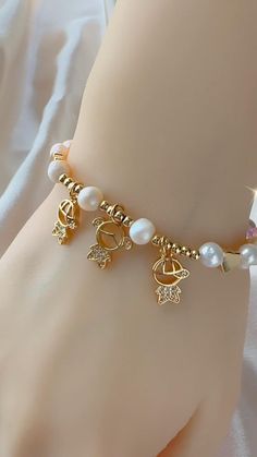 Trending Bracelets 2023, Jewelry Findings Guide, Handmade Jewelry Display, Braided Bracelet Diy, Beautiful Beaded Bracelet, Wire Jewelry Rings, Diy Bracelets Tutorials, Trending Bracelets, Pearl Necklace Designs