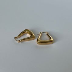 Thea = Present in the moment. Light-weight, triangle-shaped hoops. Details: 18k PVD Gold Plated Stainless Steel Hypoallergenic Water-resistance Present In The Moment, Classy Jewelry, Jewelry Lookbook, Triangle Earrings, Gold Accessories, Dream Jewelry, Pretty Jewellery, Ear Jewelry, Jewelry Trends