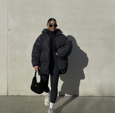 Black Puffer Jacket Outfit, Puffer Jacket Outfits, Women Puffer Jacket, Leggings Outfit Ideas, Winter Jacket Outfits, Mode Ulzzang, New York Outfits