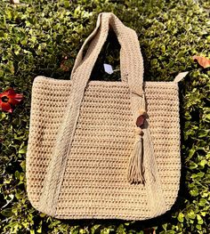 Natural Raffia square handbag with zippered polyester lining. Decorative wooden tassel. Granny Square Handbag, Square Handbag, Beige Crochet, Crochet Handbag, Handbag Vintage, Crochet Vintage, Crochet Handbags, Vintage Crochet, Neutral Color