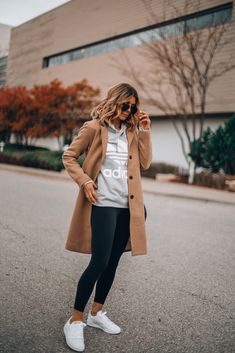 Sports Watching Outfit Women, White Platform Sneakers Outfit Fall, Outfits With White Trainers, Winter Tennis Shoes Outfit, Jeans White Sneakers Outfit, Dressy Sneakers Outfit, Trainers Women Outfit, Denver Snow, White Sweatshirt Outfit