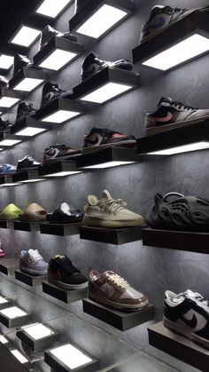 Sepatu Air Jordan, Sneakerhead Room, Shoe Store Design, Sneaker Displays, Store Shelves Design, Clothing Store Interior, Shoe Room, Clothing Store Design, Shoe Wall