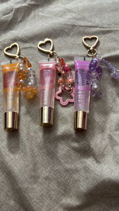 Losing your lipgloss and having to rebuy it, quickly becomes the most annoying thing ever! Have your lipgloss more accessible AND CUTE, with a keychain and charms. It comes with random selected charms depending on the color of your choice! Can be customized Cheap Trendy Keychains For School, Lip Gloss Decoration, Lanyard Lipgloss Keychain, Lip Gloss Flip Phone, Lipgloss Charm Keychain, Lipgloss Keychain Diy, Cute Things To Own, Lipgloss Keychain Ideas, Lip Gloss Keychain Diy