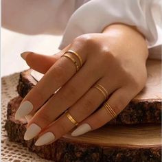 10 Piece Gold Colored Alloy Ring Set. Nwt. Size Guide Included In Photos. How To Style Rings, Nails And Gold Jewelry, Gold Jewelry Aesthetic Rings, Rings Aesthetic Minimalist, Classy Jewelry Aesthetic, Classy Jewelry Gold, Acssesories Ideas, Ring Combos, Gold Aesthetic Jewelry