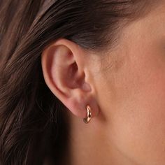 Gilda's small golden hoops add classic elegance to your jewelry collection. Expertly crafted in 14K gold, these earrings are perfect for everyday wear or a special occasion. Their simple yet timeless design will never go out of style, making them a must-have accessory. Classic Earrings Simple, Gold Minimal Earrings, Small Earrings Gold Indian Latest, Trendy Earrings Gold, Modern Simple Gold Earrings, Elegant Gold Hoop Earrings, Classic Gold Earrings, Golden Earrings Design, Everyday Earrings Simple Classy