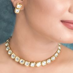 Kundan necklace featuring uncut Polki stones set in a delicate single line. Inspired by Sabyasachi, this dainty choker blends antique Indian gold with intricate Jadau craftsmanship. Perfect for a refined statement, it offers timeless beauty and sophistication in a small, designer piece. Ideal for any special occasion. *𝐏𝐑𝐎𝐃𝐔𝐂𝐓 𝐃𝐄𝐓𝐀𝐈𝐋* * Material: Brass * Plating: Gold Plated * Stone: Semi Precious Kundan, Polki. *𝐃𝐈𝐌𝐄𝐍𝐒𝐈𝐎𝐍𝐒* *    Necklace- Weight: 50 gm, Height: 0.33 Inche Small Polki Necklace, Single Line Polki Necklace, Kundan Jewellery Set Simple, Kundan Pendant Set, Kundan Polki Necklace, Sabyasachi Saree, Amrapali Jewellery, Jadau Necklace, Regal Style