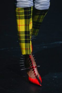 Balenciaga Spring 2018 Ready-to-Wear collection, runway looks, beauty, models, and reviews. Paris Spring Fashion, Shoes Fashion Photography, Spike Shoes, Fashion Week 2018, Wonder Women, Detail Photos, Stunning Shoes, Armani Prive