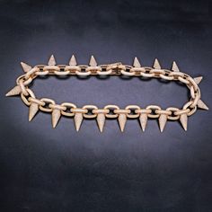 Tuez le jeu avec la chaîne la plus unique !
Le collier Rivet Spike a un design révolutionnaire, unique et sophistiqué, composé de pierres scintillantes serties de griffes. Ce collier est créé pour parler pour vous.
SPÉCIFICATIONS :

Diamants simulés créés en laboratoire AAAA+

Matériau fini : Or 18 k, plaqué or blanc de qualité supérieure

Réglage : Paramètres Micro Pave faits à la main Iced Out Metal Cuban Link Jewelry, White Cuban Link Party Jewelry, Iced Out Round Necklace For Party, Cuban Link Metal Jewelry For Parties, Iced Out Crystal Chain Necklace For Party, Luxury Iced Out Metal Jewelry, Gold Iced Out Necklaces For Party, Gold Iced Out Necklace For Party, Party-style Iced Out Gold Necklace