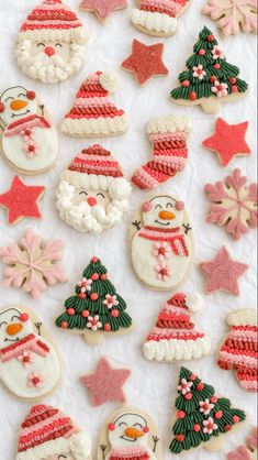 Buttercream christmas sugar cookies Sugar Cookie Simple Decorating, Buttercream Frosted Christmas Cookies, Cookie Tray Display Ideas, Buttercream Christmas Cookies, Christmas Buttercream, Icing Videos, Cookies 2023