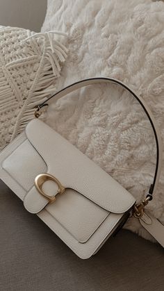 Tas Coach, Coach Tabby, Tas Bahu, Luxury Bags Collection, Handbag Essentials, Outfit Chic, Girly Bags, White Handbag, Luxury Purses