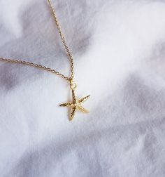 Necklace with a small starfish made of high-quality 925 sterling silver with 14 carat multiple gold plating. The piece of jewelry is covered with 2 layers of gold - a base layer and a top layer, which increases the durability of the coating. The chain is available in three lengths and comes with an extension of approx. 5 cm. The pendant has a size of 20 mm. 🤍 Nickel free 🤍 Rustproof 🤍 Hypoallergenic 🤍 no discoloration This necklace is also available in silver! https://www.etsy.com/de/listing Elegant Starfish Charm Jewelry As Gift, Elegant Starfish Charm Jewelry For Gifts, Elegant Starfish Charm Jewelry Gift, Dainty Starfish Charm Jewelry For Gift, Minimalist Starfish Jewelry Gift, Gold Jewelry With Starfish Charm As A Gift, Dainty Starfish Charm Jewelry Gift, Minimalist Gold Jewelry With Starfish Charm, 14k Gold Filled Necklaces With Star Charm For Gifts