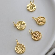 Material: Brass Description High quality 14K gold plated brass, color not easily tarnish Size: 13mm, thick 2.1 mm Quantity: 5 pcs. Color: 14K gold Material: 14K gold plated brass ❤ More pendants items here: ❤ https://www.etsy.com/hk-en/shop/basicDIYcraftstore?ref=simple-shop-header-name&listing_id=806990990&section_id=29121362 ❤ More other items here: ❤ https://www.etsy.com/shop/basicDIYcraftstore?ref=simple-shop-header-name&listing_id=823835581 Gold Plated Round Charm Necklaces, Gold Round Gold-plated Charm Necklaces, Yellow Gold Plated Round Pendant Charm Necklace, Yellow Gold Plated Round Charm Necklaces, Plated Yellow Gold Round Charm Necklaces, Symbolic Gold Round Pendant Charms, Gold Plated Nickel Free Charm Necklaces, Gold Round Charm Necklace, Tarnish Resistant, Gold Plated Nickel-free Charm Necklaces