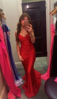 Este vestido de fiesta largo, confeccionado por expertos con un diseño de escote en V rojo y corte sirena, es una opción espectacular para cualquier ocasión especial. Su corte favorecedor y su estilo elegante te harán destacar entre la multitud. Haz una declaración con este vestido glamoroso y sé la reina del baile.

 Detalles:

 Estilo de vestido: sirena

 Color: Rojo

 Escote: escote en V

 Mangas: Sin mangas

 Estilo de espalda: Cremallera Tight Elegant Prom Dresses, Cute Long Red Dresses, Red Prom Dresses Long Fitted, Red Fitted Prom Dress Long, Mermaid Style Prom Dresses Classy, Red Corset Prom Dresses Long, Prom Inspo 2024, Red Hair Prom Dress, Res Prom Dress