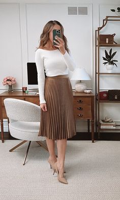 College Professor Aesthetic Woman, Corporate Fashion Office Chic Classy Work Outfits Business Casual, Asian Work Outfit, Gen Z Professional Outfits, Boss Babe Aesthetic Outfit, Therapist Fits, Professor Outfits Women, Professor Outfits, Court Outfits