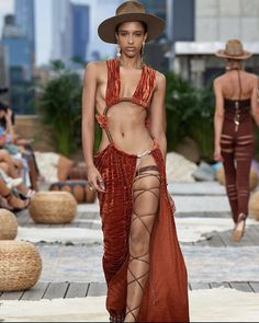 Catwalk Couture, Summer Witch, Nyfw Style, Macrame Clothes, Copper Dress, 2022 Runway, Bronx And Banco, Catty Noir, Versace Fashion