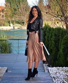 Black Plated Skirt Outfit, Pleaded Skirt Outfits, Black Skirt Outfit Party, Outfits Juvenil, Classic Outfits For Women, Pretty Dresses Casual, Black Skirt Outfits, Metallic Pleated Skirt