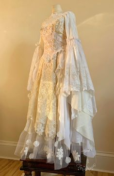 Fairy Wedding Dress / Custom Made Wedding Gown / Cottagecore / - Etsy Magical Wedding Dress Enchanted Forest, Nontraditional Wedding Dress Color, Fairycore Wedding Dress, Hippy Wedding Dress, Wedding Vintage Dresses, Vintage Wedding Dress Long Sleeve, Cottagecore Wedding Dresses, Vintage Aesthetic Dress, Wedding Dresses Colored