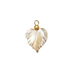 Een bedel van schelp in de vorm van een hartje. Een ideale bedel om je eigen bedelketting of armband mee te maken. Shell Heart, Diy Charm, Pearl Heart, Gold Charms, Cute Charms, Pearl Shell, Too Cute, Mother Of Pearl, Shells