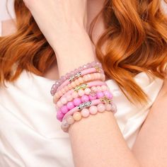 Wie die Tochter, so die Mutter. Wir wissen, das ist verkehrt, aber kleine Mädchen hatten sie zuerst. Jetzt können auch große Mädchen die Schönheit unserer berühmten rosa All Season Bangles genießen! Das Set aus drei Armreifen in hellem Pfingstrosenrosa, die mit unserer Three Kings Bead versiegelt sind, ist perfekt für Frühling und Sommer und lässt sich wunderbar mit AWB® in Gold, Silber oder Roségold kombinieren. 
Jedes Set ist mit unserer exklusiven Lotus-Gebetsperle in Gelbgold, Weißgold und Roségold versehen... daher der Name Three Kings, eine Hommage an die drei Goldtöne. Drei Könige All Weather Bangles® (AWB®) - Rosa sind für Sie schön verpackt in unserem maßgeschneiderten BuDhaGirl All Weather Bangles Seidenbeutel verpackt, der bei Ihrem Kauf enthalten ist.
Bitte beachten Sie: Aufgru Pink Round Beads Jewelry For Mother's Day, Pink Round Beads Jewelry For Valentine's Day, Adjustable Pink Jewelry For Valentine's Day, Pink Beaded Bracelets For Birthday, Pink Bracelets For Mother's Day, Trendy Pink Jewelry For Birthday, Hypoallergenic Beaded Bracelets For Birthday, Hypoallergenic Beaded Bracelets For Birthdays, Cute Personalized Pink Jewelry